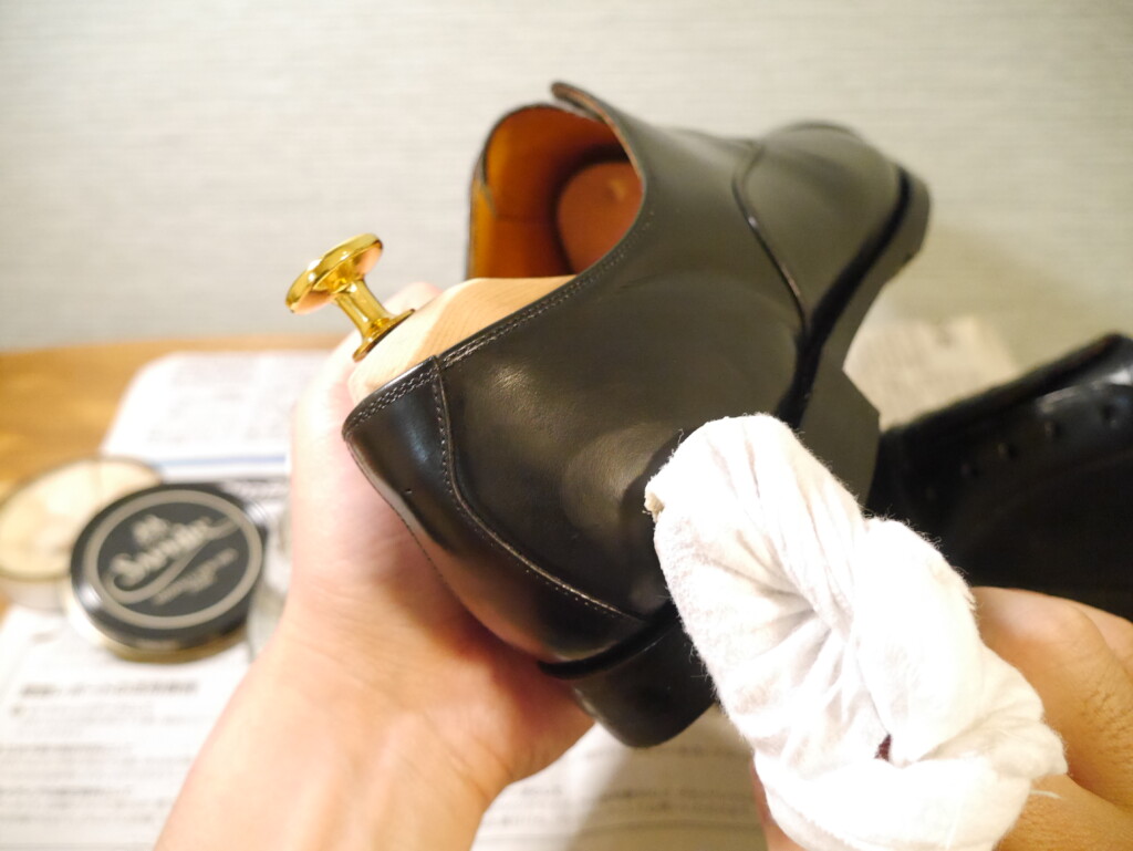 靴磨き　やり方　ワックス　カカト
